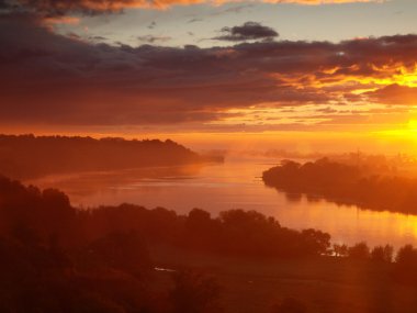 Sunrise vistula Nehri üzerinde.