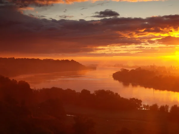 Sunrise vistula Nehri üzerinde.
