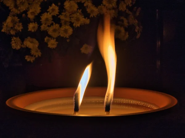 記憶と伝統の炎 2021年11月1日ポーランド ロドスキャンドルの炎は 夜の風景の中の花の背景 ポーランドでの死者の饗宴の集大成を背景に 愛する人の墓を焼きます — ストック写真