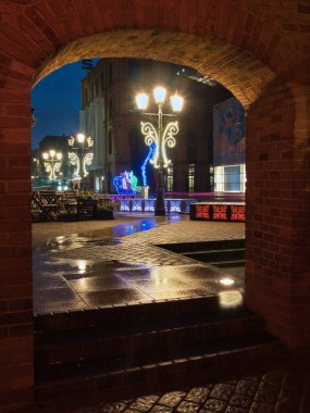 Atari salonunun arkasındaki dekorasyon. Lodz, Polonya - 4 Aralık 2021 Noel süslemeleri Lodz 'daki eski bir pamuk fabrikasının atari salonlarında görüldü.