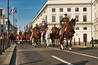 Geçit törenindeki süvariler. Varşova, Polonya - 11 Kasım 2021 Varşova 'da bir yürüyüş sırasında bir süvari filosu Polonya' nın Bağımsızlık Günü geçit törenine gitti..