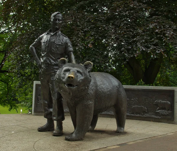 Bear Edinburgh City Center Edinburgh Scotland July 2017 Monument Polish — 图库照片