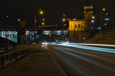Şehir nabzının iki duruşu. Varşova, Polonya - 22 Ocak 2022 Bulanık, Varşova 'da bir karayolu köprüsü altında akşam trafiği.
