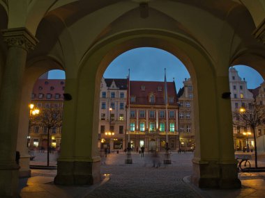 Wroclaw 'dan Arkady. Wroclaw, Polonya - 27 Şubat 2022 Wroclaw Ana Meydanı Townhouse, eklektik atari salonlarının altından görüldü.