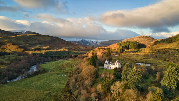 Glencoe üzerinde gün ışığı. İskoçya 'daki Highland Dağları - 12 Mayıs 2020 İskoçya Dağları' ndaki tepeler arasında rüya gibi bir manzara.