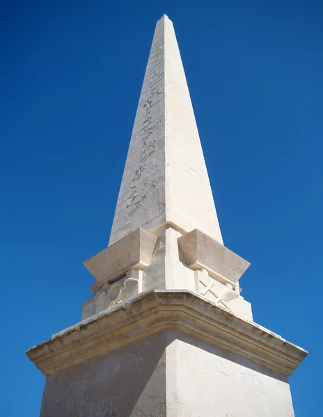 Memorable obelisk on the square Plaza des Born, Ciutadella — Stock Photo, Image