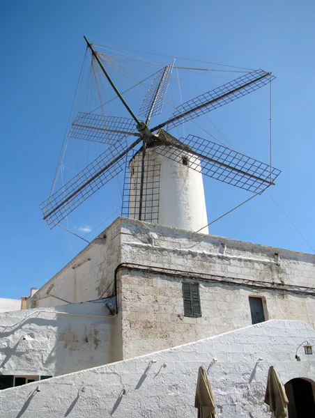 Molino de viento en el techo de una casa antigua —  Fotos de Stock