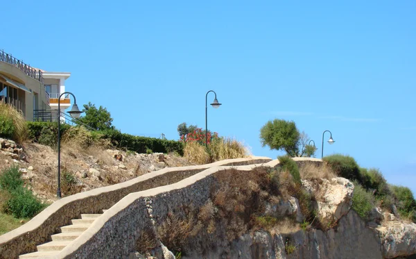 Camino para peatones en el borde de la roca — Foto de Stock