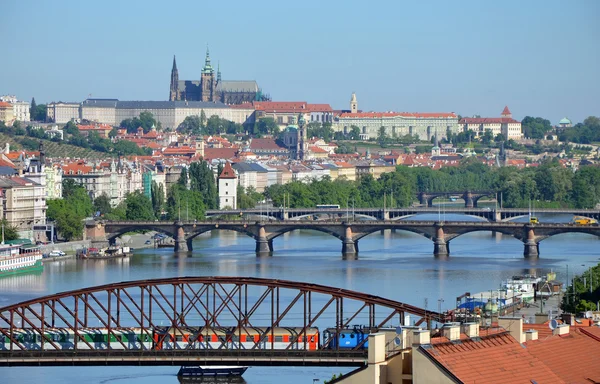Utsikt över Pragborgen över floden vltava — Stockfoto