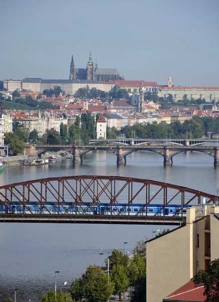 Most kolejowy i mostem Palackiego, nad Wełtawą — Zdjęcie stockowe