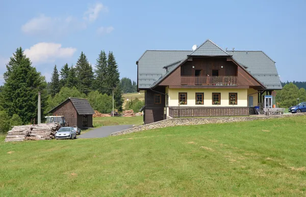 SUMAVA - JUL 19: Typical mountain house — Stock Photo, Image