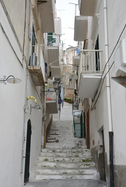 A rua estreita e escada entre as casas, Itália — Fotografia de Stock