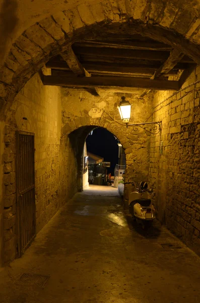 Rue de nuit dans la vieille ville de Vieste — Photo