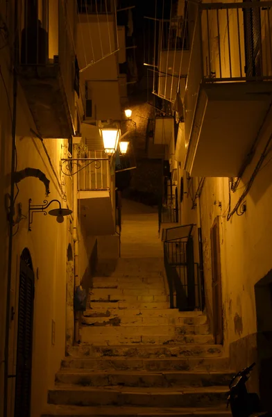 Rue de nuit dans la vieille ville de Vieste — Photo