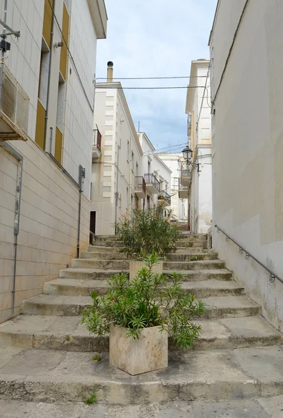 Den smala gatan och trappa mellan husen, Italien — Stockfoto