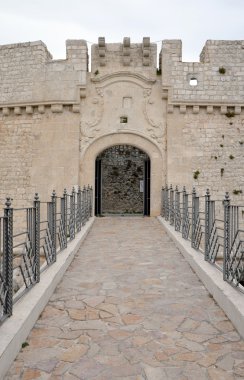 girişine monte sant'angelo Kalesi