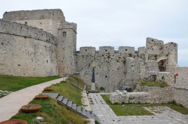 Monte sant'angelo Kalesi - avlu
