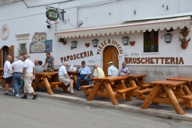 Peschici - Eylül 11: paposceria - restoran sadece erkekler için