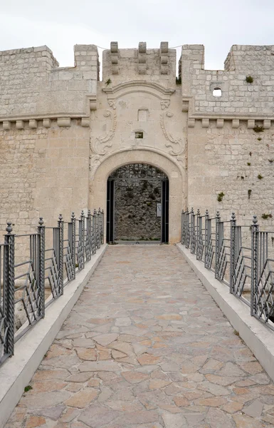 Eingang zum monte sant 'angelo castle — Stockfoto