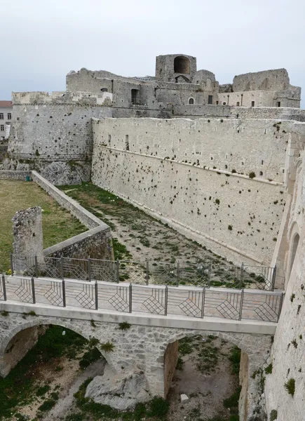 Monte sant'angelo kasteel — Stockfoto