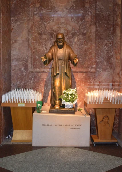 GARGANO - SEP 15: Padre Pio statue inside the church of St. Mary. September 15, 2013 — Stock Photo, Image