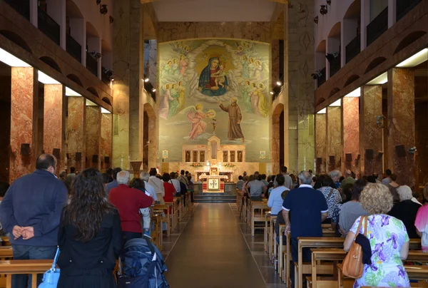 GARGANO - SEP 15: Interior de Santuario Santa Maria delle Grazie. 15 de setembro de 2013 Imagens De Bancos De Imagens