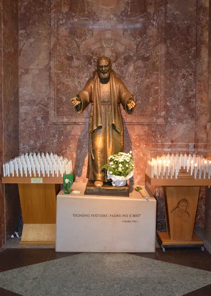 Gargano - sep 15: Padre Pio Statue in der Kirche der hl. Maria. 15. September 2013 Stockfoto