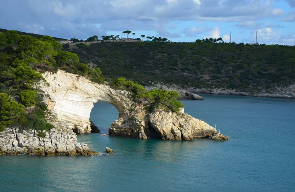 Vieste yakınındaki taş penceresinin görünümü — Stok fotoğraf