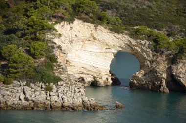 vieste yakınındaki taş penceresinin görünümü