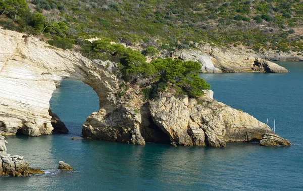 Pohled na skalní okno poblíž vieste — Stock fotografie