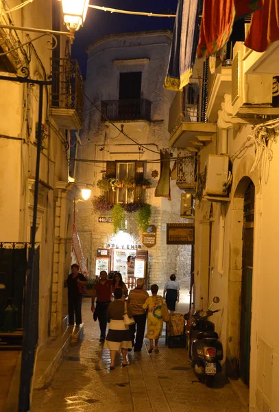 VIESTE - SEP 9: Night street in the Old Town of Vieste. September 15, 2013 — Stock Photo, Image