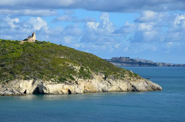 Ruínas da torre defensiva na costa — Fotografia de Stock