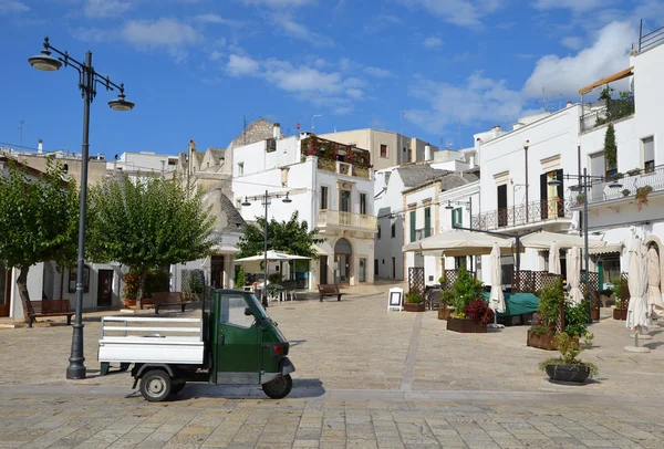 Typowy włoski plac w mieście alberobello — Zdjęcie stockowe