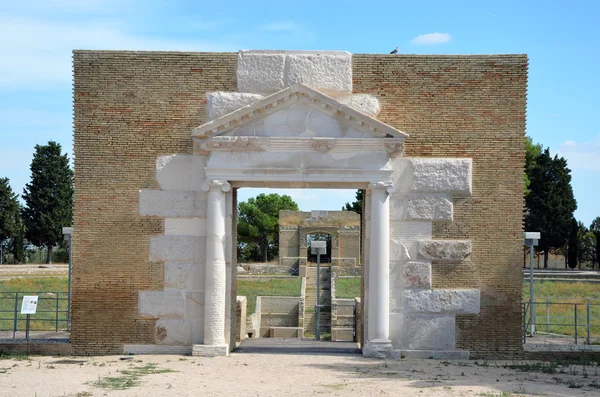 Eingang zu einem antiken Amphitheater — Stockfoto