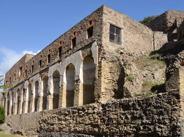 Gebäude entlang der Stadtmauern in Pompeji — Stockfoto