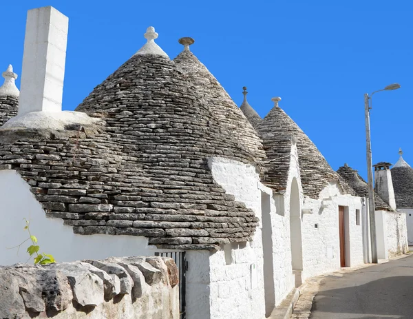 Trulli i alberobello södra italienska staden — Stockfoto