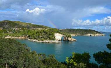 Gökkuşağının üstünde vieste yakınındaki taş pencere