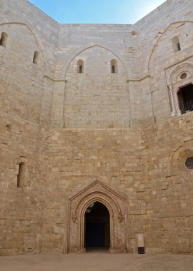 Castel del monte - avlu, apulia, İtalya