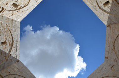 Castel del monte - avlu, apulia, İtalya