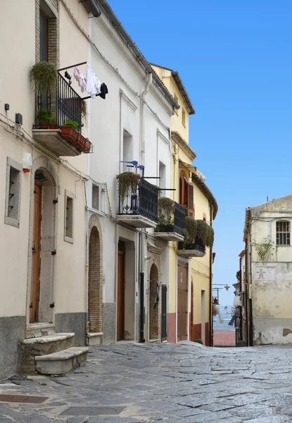 Узкая улочка между домами, Италия — стоковое фото