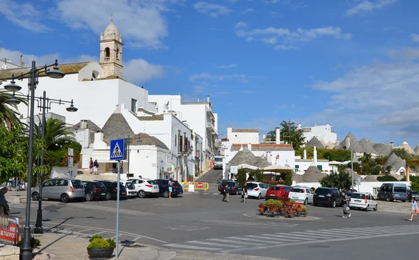 ALBEROBELLO - SEP 17: Una pequeña plaza en el sur de la ciudad italiana de Alberobello. septiembre 17, 2013 —  Fotos de Stock