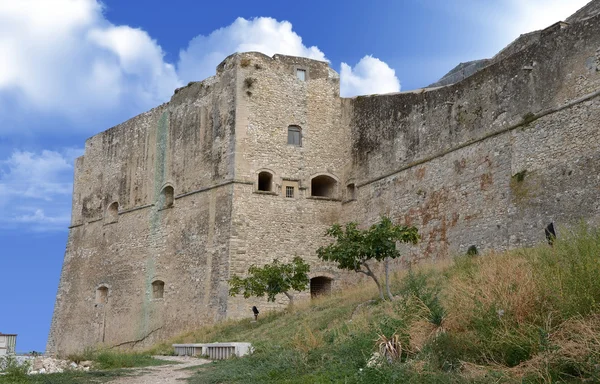 Středověká pevnost na město vieste — Stock fotografie