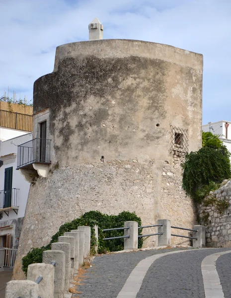 Medeltida tornet som en del av en bostads byggnad — Stockfoto