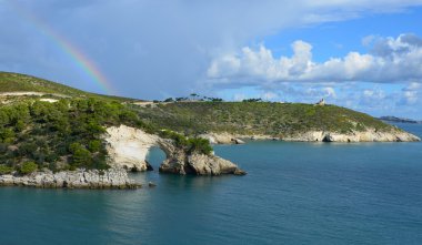 Gökkuşağının üstünde vieste yakınındaki taş pencere
