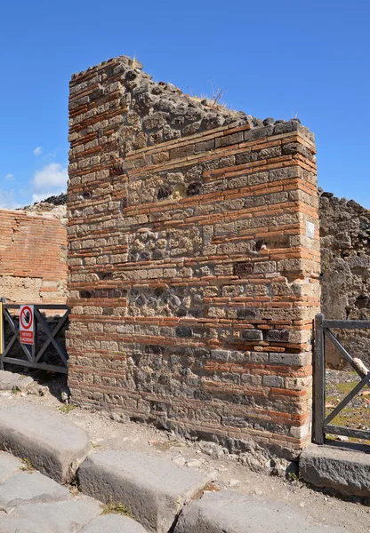 Byggandet av de gamla murarna i huset — Stockfoto