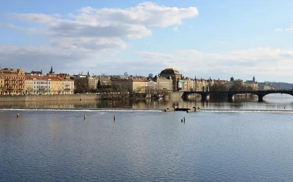 布拉格-feb 23： 布拉格伏尔塔瓦河河对岸的滨水区视图 — 图库照片