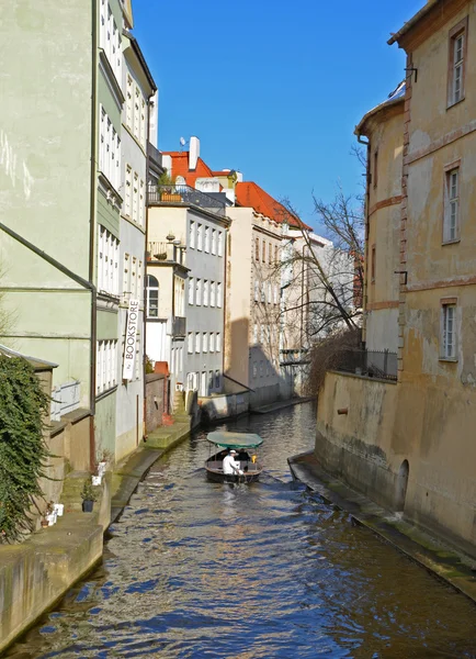 PRAGA - 23 de FEB: Canal de agua Certovka en Praga — Foto de Stock