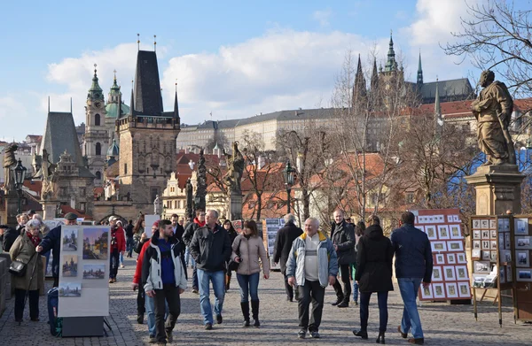 Prag - 23 feb: turism på Karlsbron — Stockfoto
