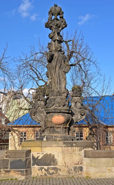 PRAGA - 23 de FEB: Estatua de San Cajetán en el Puente de Carlos —  Fotos de Stock