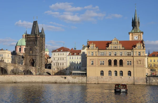 PRAGUE - 23 FÉVRIER : Musée Bedrich Smetana et Tour du Pont de la Vieille Ville — Photo